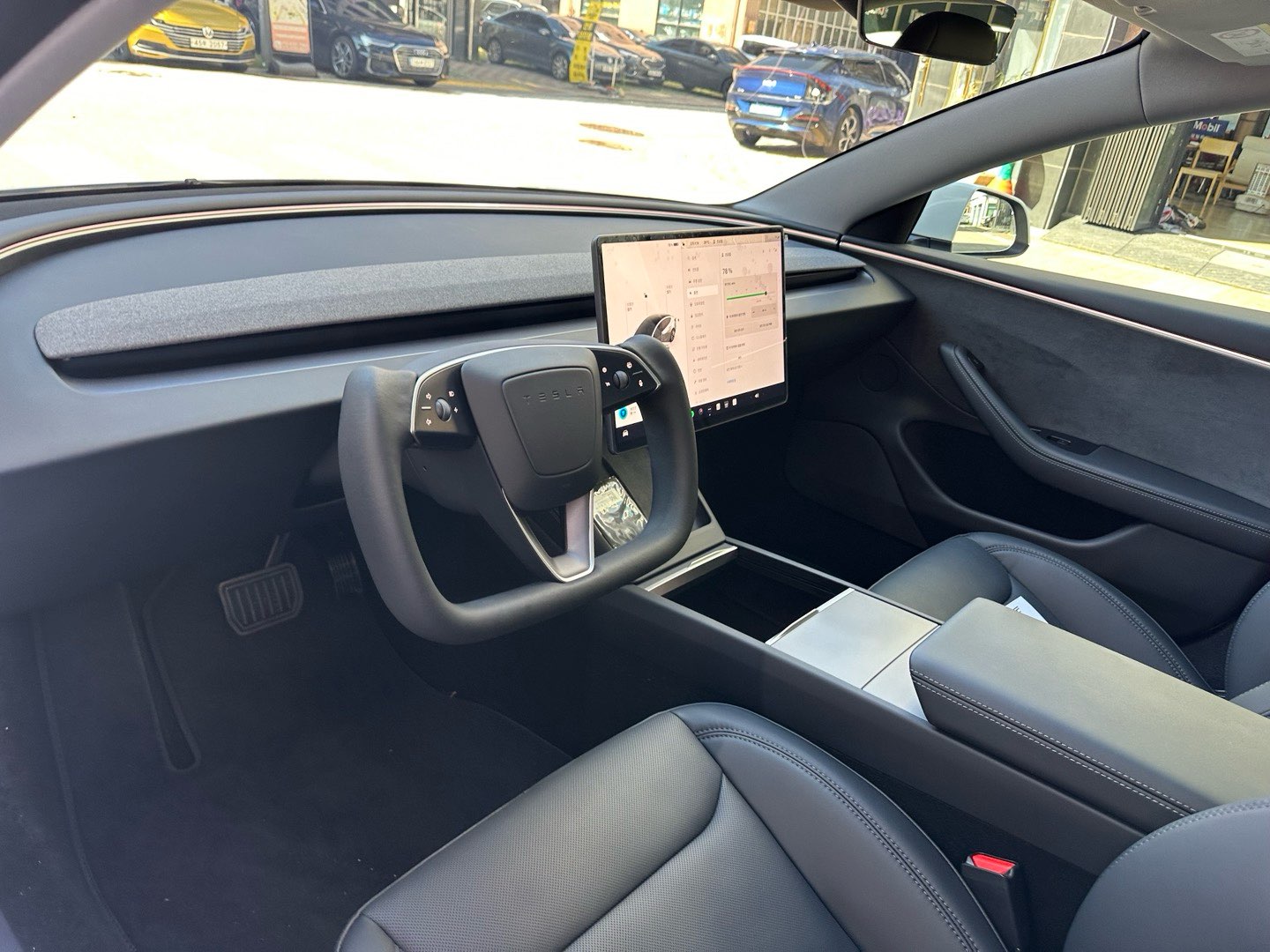 LEATHER YOKE STYLE STEERING WHEEL - TESLA MODEL 3 HIGHLAND